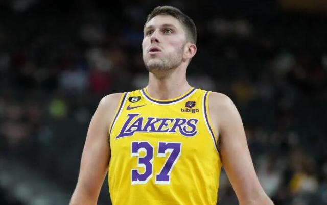 乐竞体育app-新版科沃尔？湖人奇兵曾在墓地修草坪+兼职送外卖