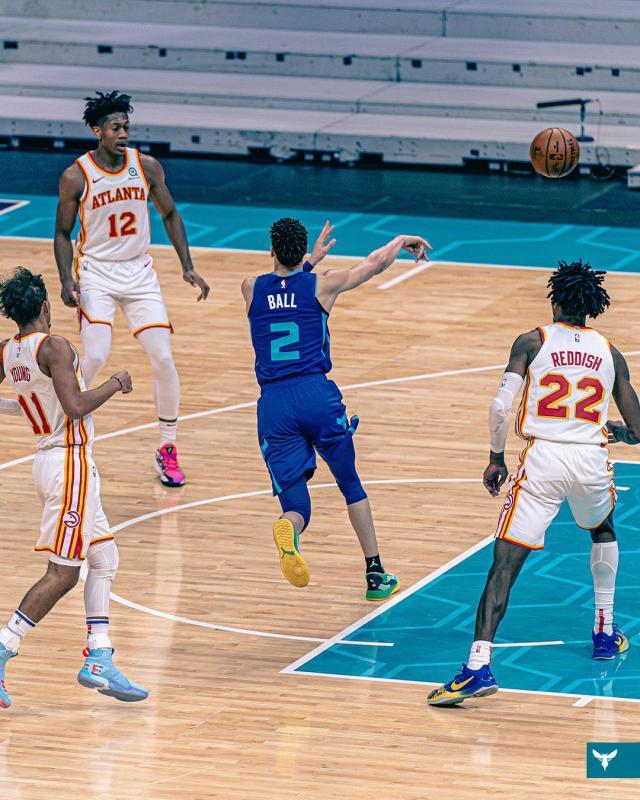 22+12+11！三球成NBA历史最年轻三双先生 天赋尽显